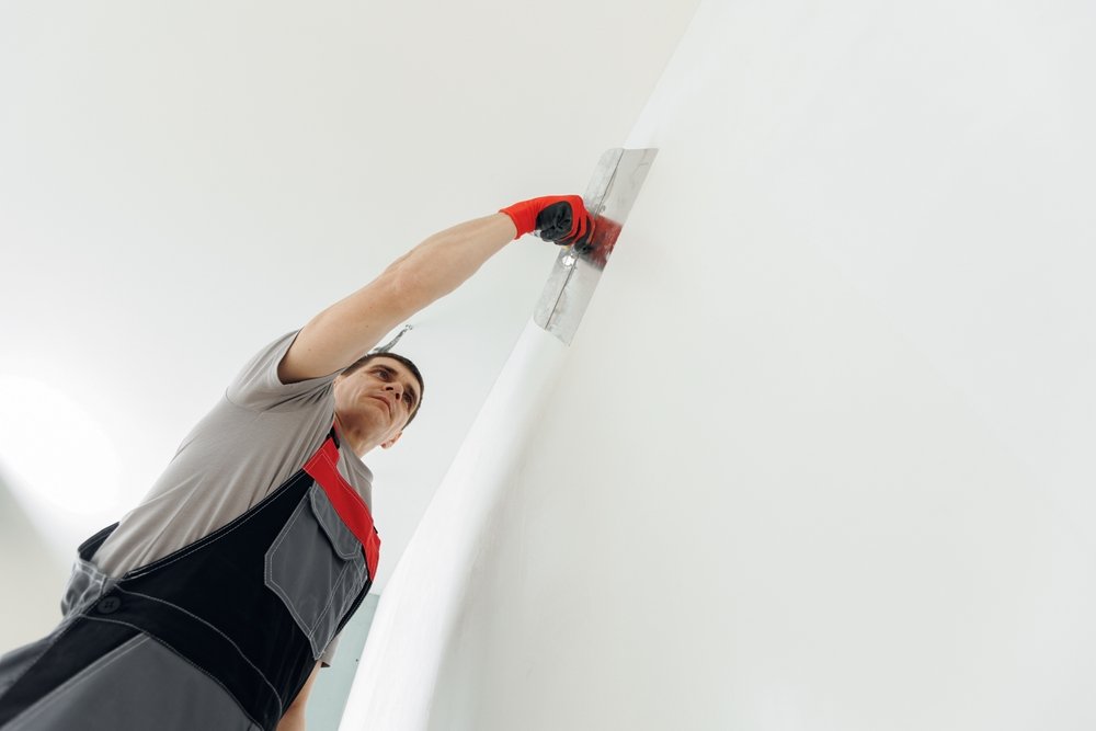 Onze stukadoor is de muren van een woning in Leeuwarden aan het voorzien van sierpleister.